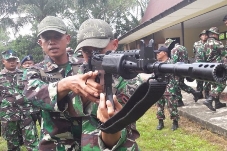 Prajurit Lantamal XII latihan menembak