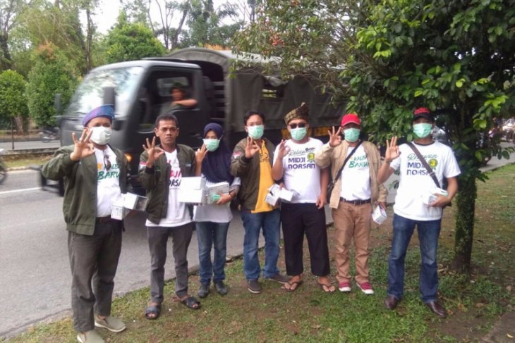 Relawan Sutarmidji-Norsan bagikan masker gratis