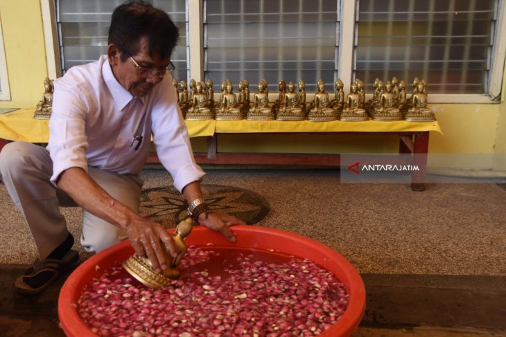 Memandikan Rupang Budha