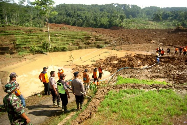 Pencarian korban longsor Brebes