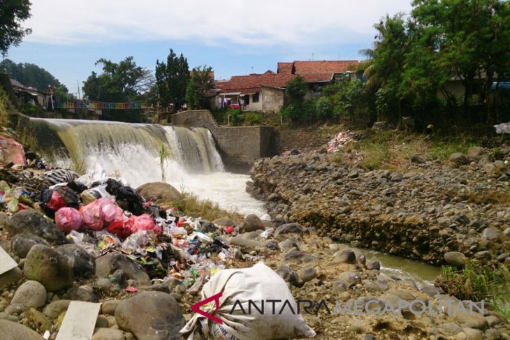 Warga mulai buang sampah di DAS Ciliwung