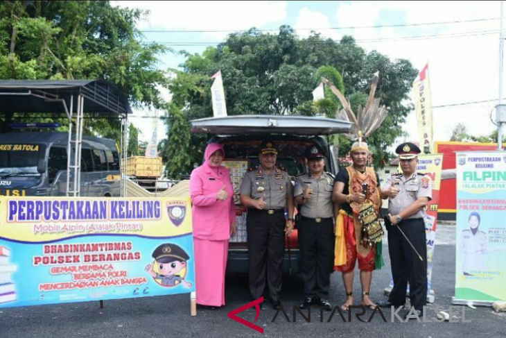Kapolda Berikan Bantuan Buku Perpustakaan Keliling Alpin