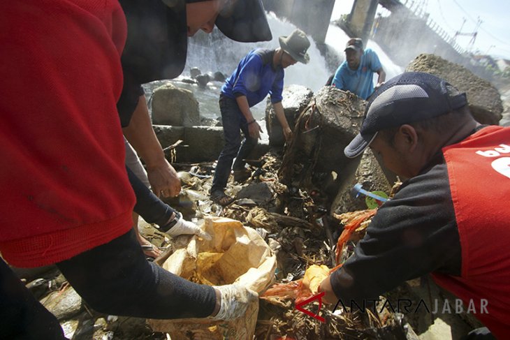 Aksi Bersih Sampah Bendung Katulampa