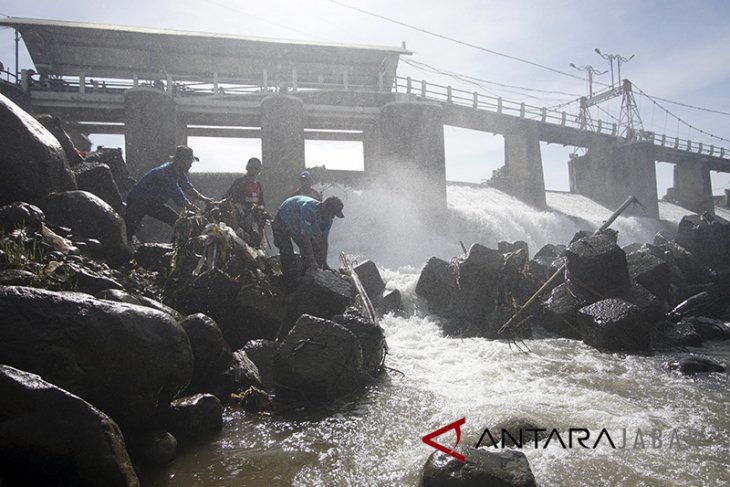 Aksi Bersih Sampah Bendung Katulampa