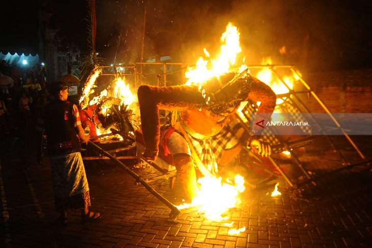 Bakar Ogoh-ogoh Gresik