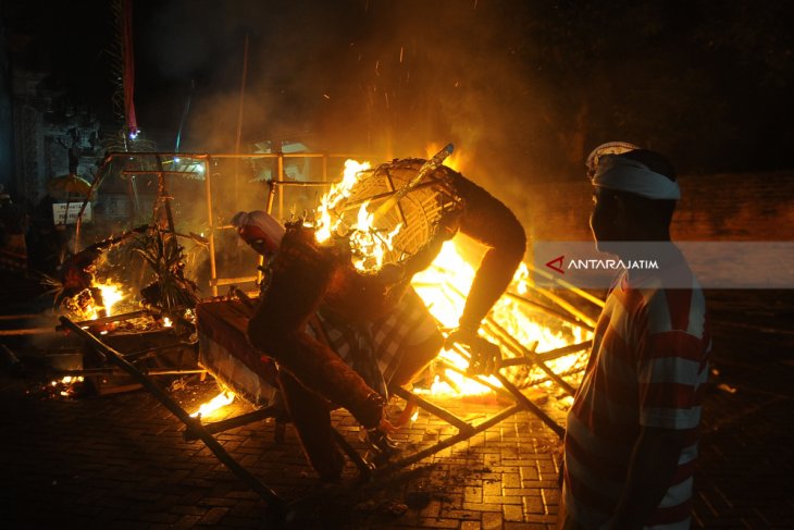 Bakar Ogoh-ogoh Gresik