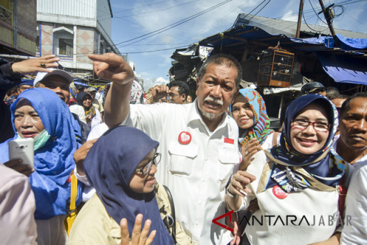 Deddy Mizwar Kampanye ke Pasar Tradisional