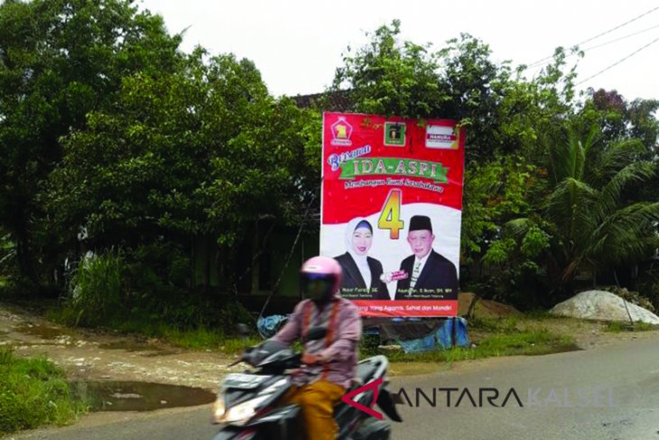 Baliho Paslon Hiasi Jalan Kabupaten