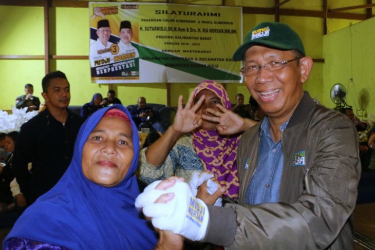 Sutarmidji joged dangdut bersama warga