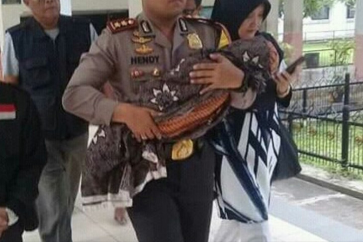 Terkendala biaya, jenazah bayi ini dibawa pulang dengan ojek