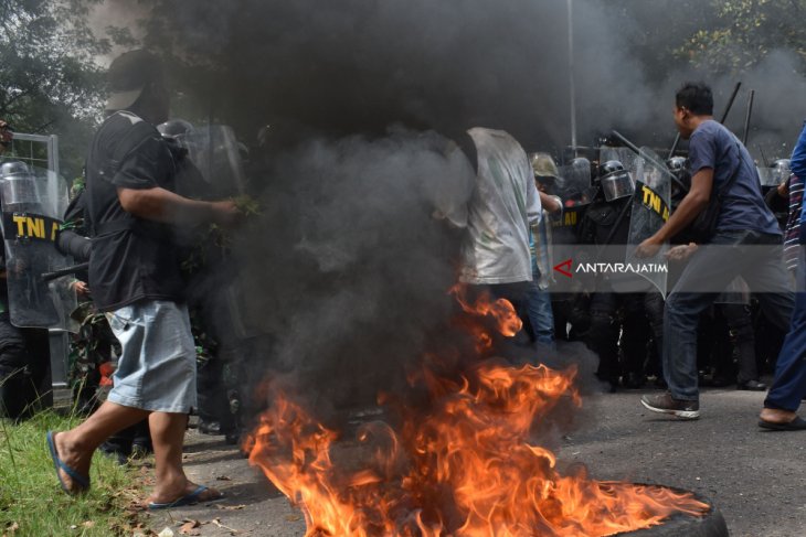 Simulasi Penanggulangan Huru-hara