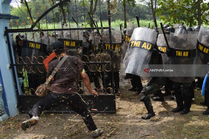 Simulasi Penanggulangan Huru-hara