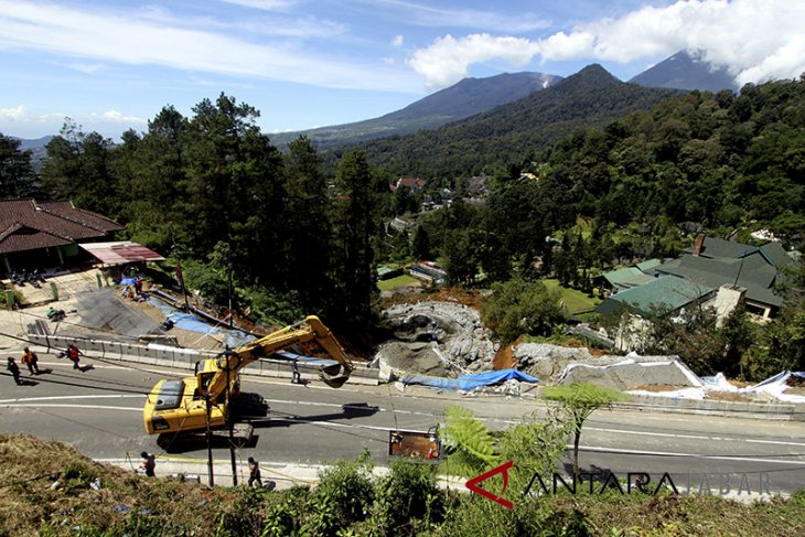 Longsor jalur Wisata Puncak