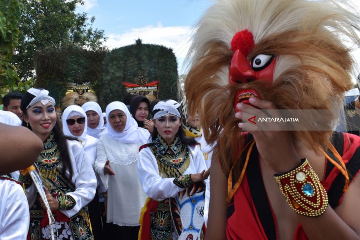 Khofifah Kunjungi Seniman Reog