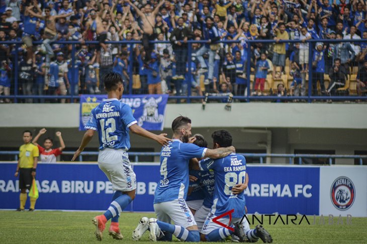 Laga Persahabatan Persib Melawan Arema