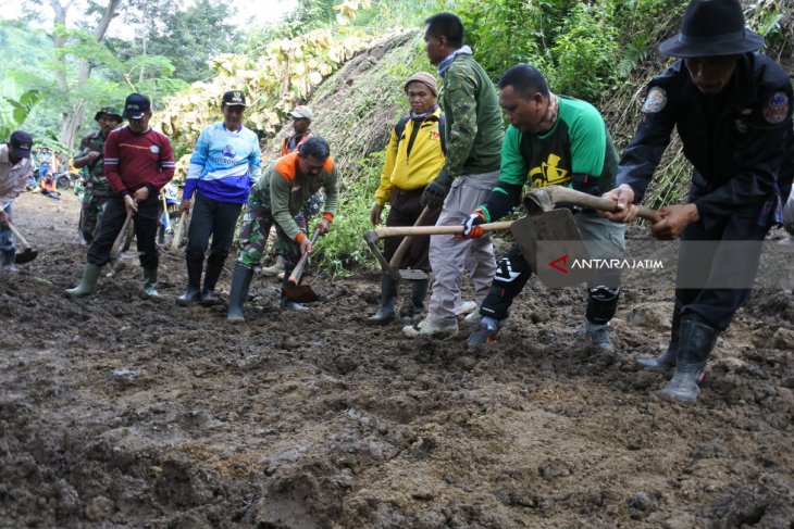 Bersihkan Material Longsor