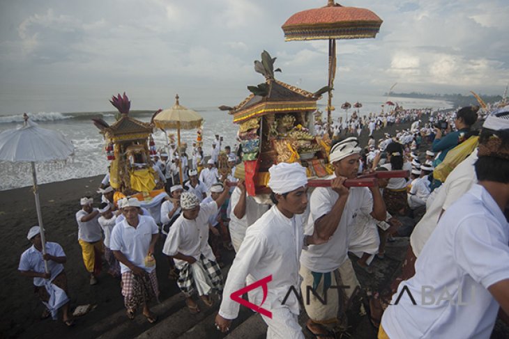 Melasti menjelang Nyepi Caka 1940