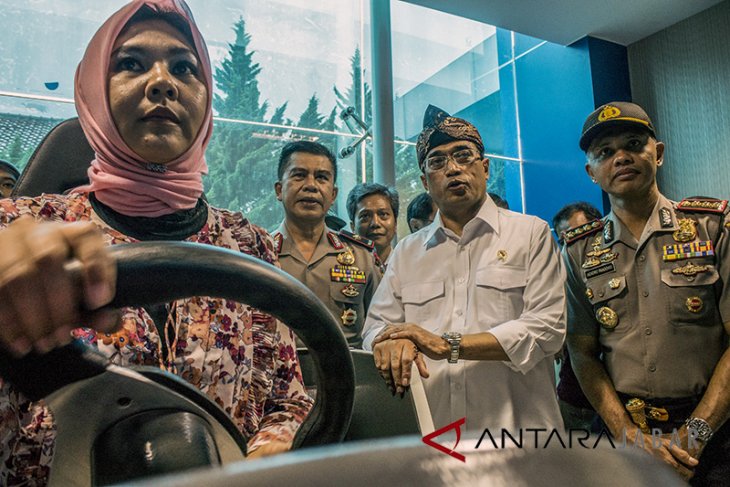 Menhub Tinjau Pembuatan SIM A di Bandung