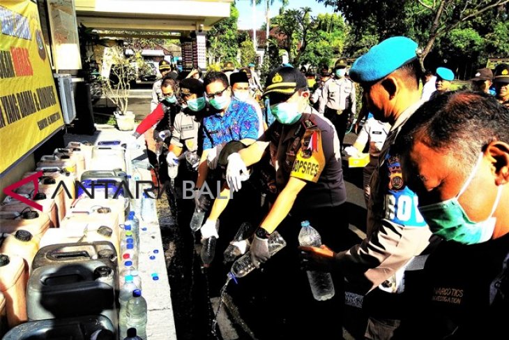 Untuk Nyepi aman, Kapolres Gianyar musnahkan arak-tuak (video)