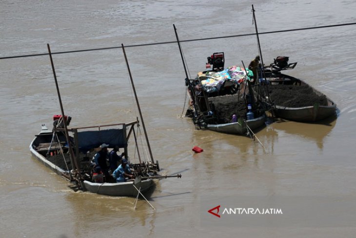 Penambang Pasir Bengawan Solo