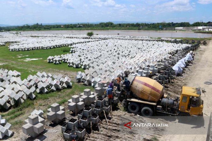 Pembuatan Beton Penahan Ombak