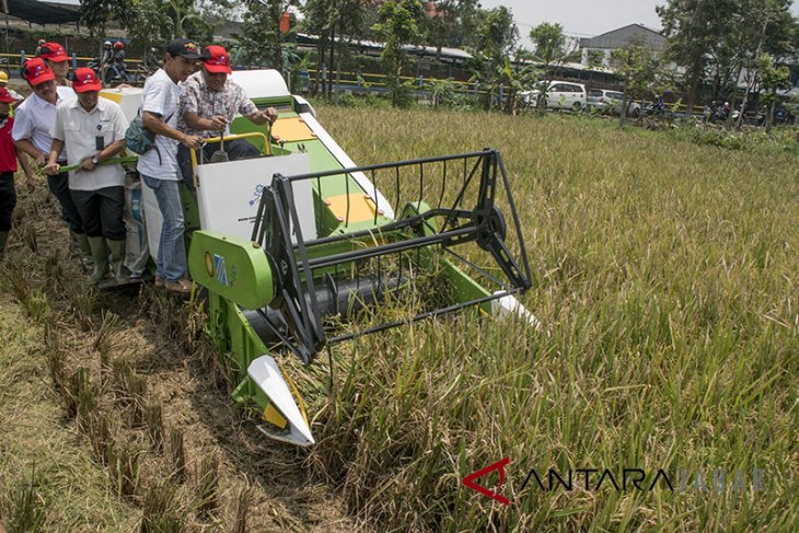 Perkenalan Alat Mesin Pertanian Produksi Pindad 