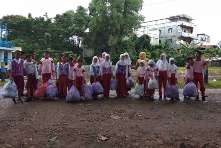 Pelajar Pungut Sampah