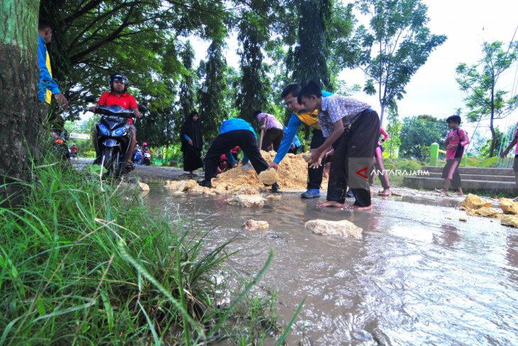 Siswa SDN Perbaiki Jalan