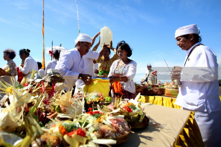 Upacara Melasti Banyuwangi