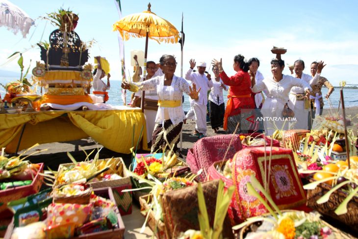 Upacara Melasti Banyuwangi