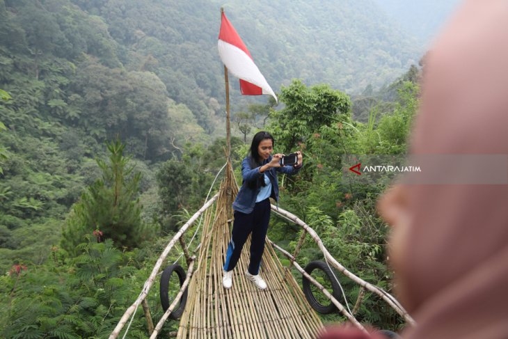 Wisata Swafoto Jembatan Jomblo