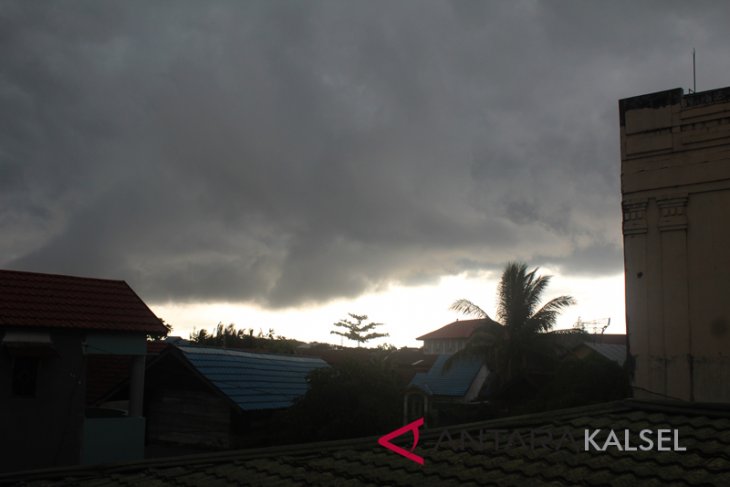 Awan Tebal Berpotensi Petir