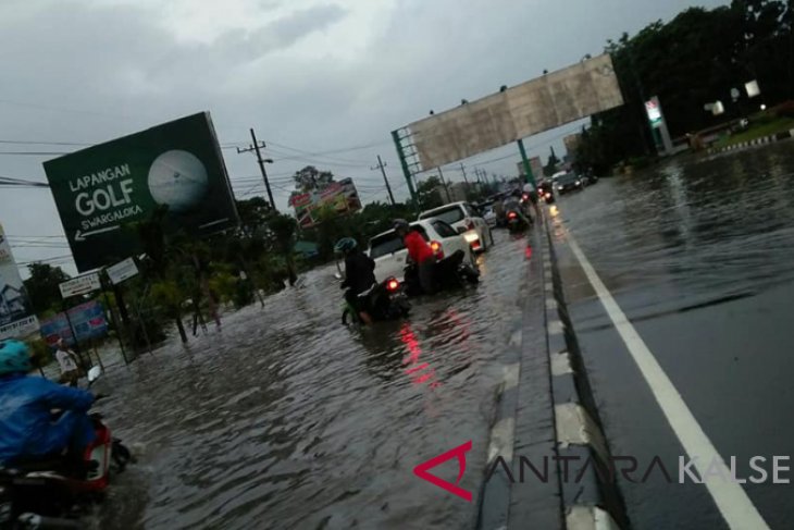 Jalan Protokol Banjarbaru Kebanjiran 