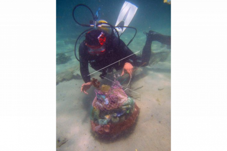 Bersihkan sampah di laut