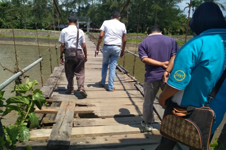 Jembatan Belolaut Muntok bergeser akibat banjir