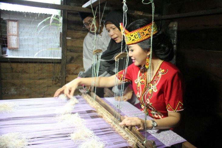 Pembuatan Songket menakjubkan