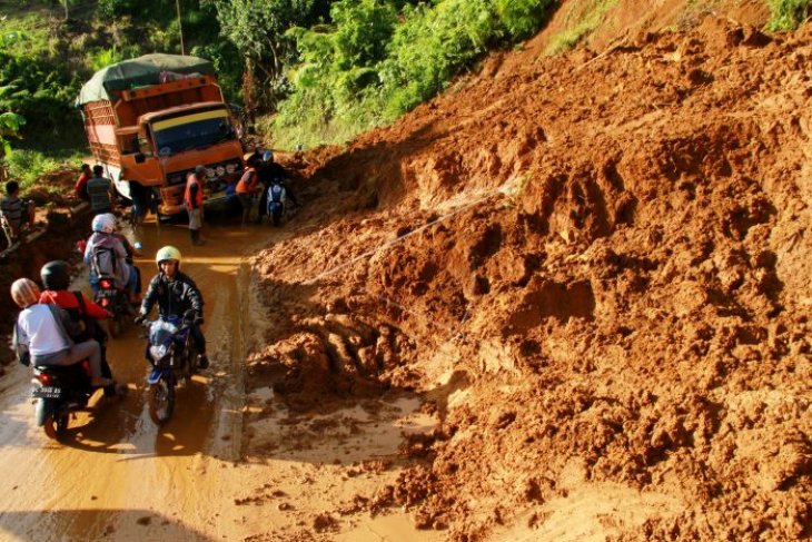 Jalan Trans Sulawesi longsor