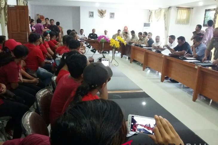 Mantan karyawan Hardy's mengadu ke DPRD Jembrana