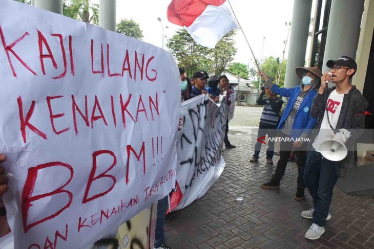 Aksi Kritisi Kenaikan Listrik BBM