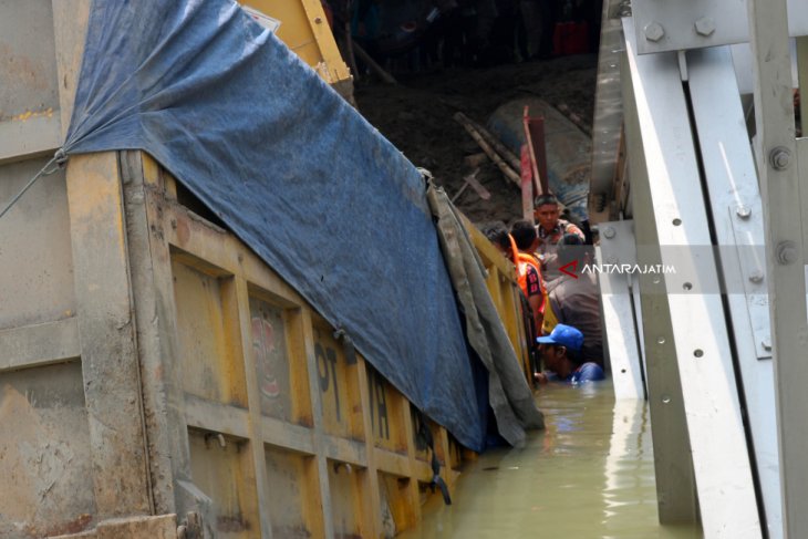 Evakuasi Sepeda Motor Jembatan Widang