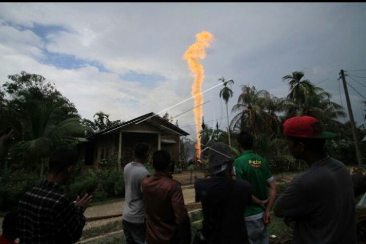 Semburan api di lokasi