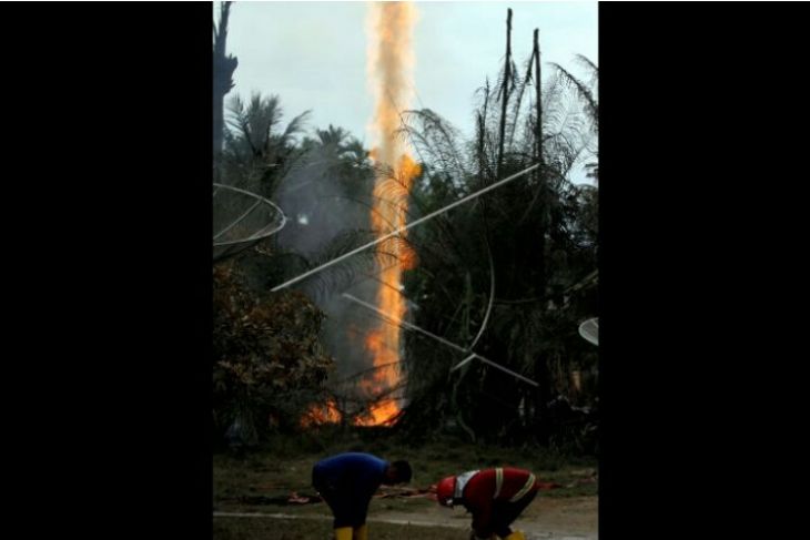 Semburan api di lokasi