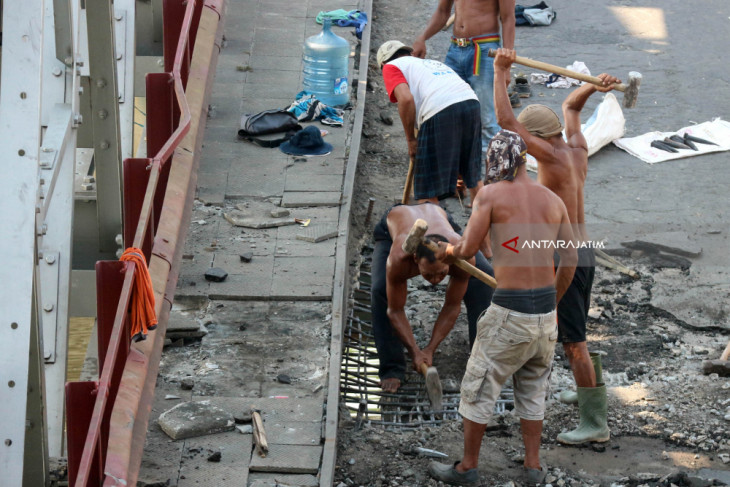 Jembatan Widang Ambruk Digempur