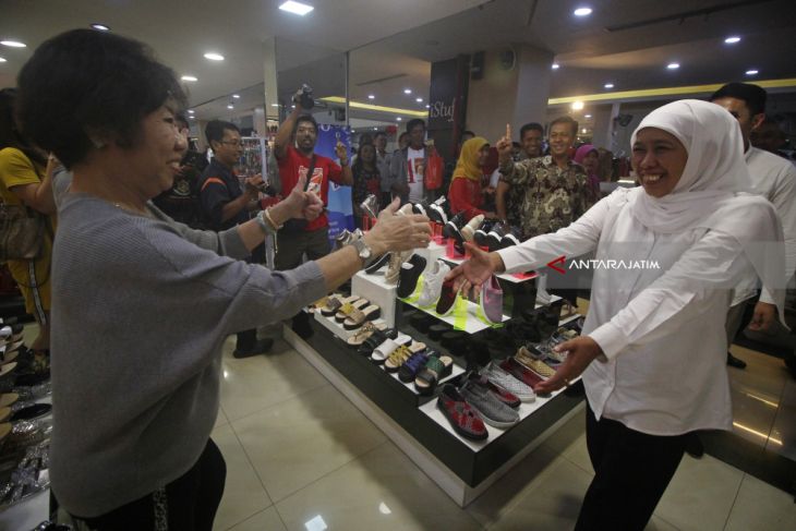 Khofifah Blusukan Pasar Atom