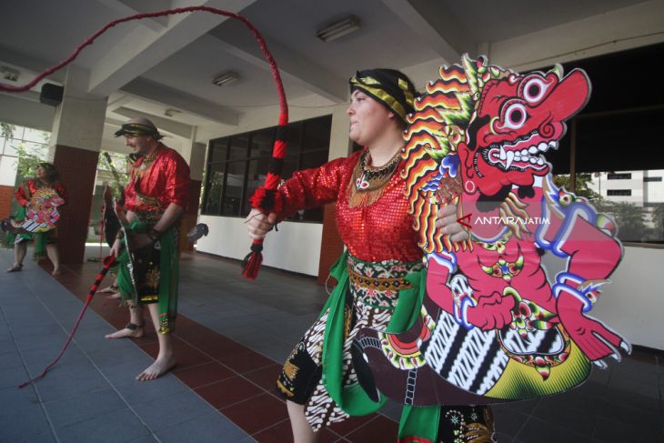 Mahasiswa Australia Belajar Tari Jaranan