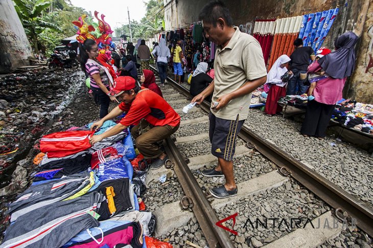 Pasar Pinggir Rel Kereta