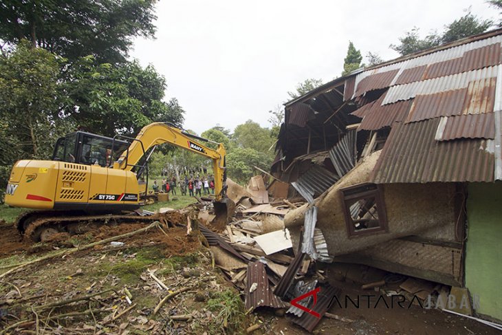 Pembongkaran Bangunan Liar Puncak