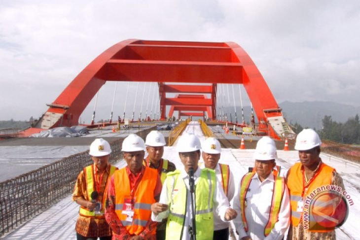 Presiden tinjau pembangunan jembatan Holtekamp