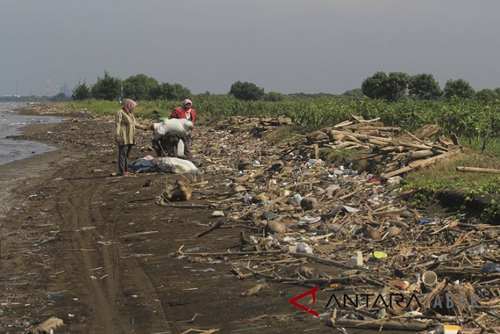 Sampah Menumpuk di Pantai