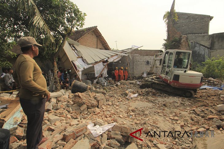 Sanggar Tari Tertimpa Tembok